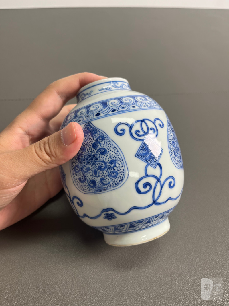 清雍正  青花淡描缠枝花卉纹灯笼尊 - 图7